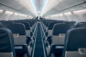 Projekt i-LEASE: Airline passenger chairs and aisle in airplane cabin