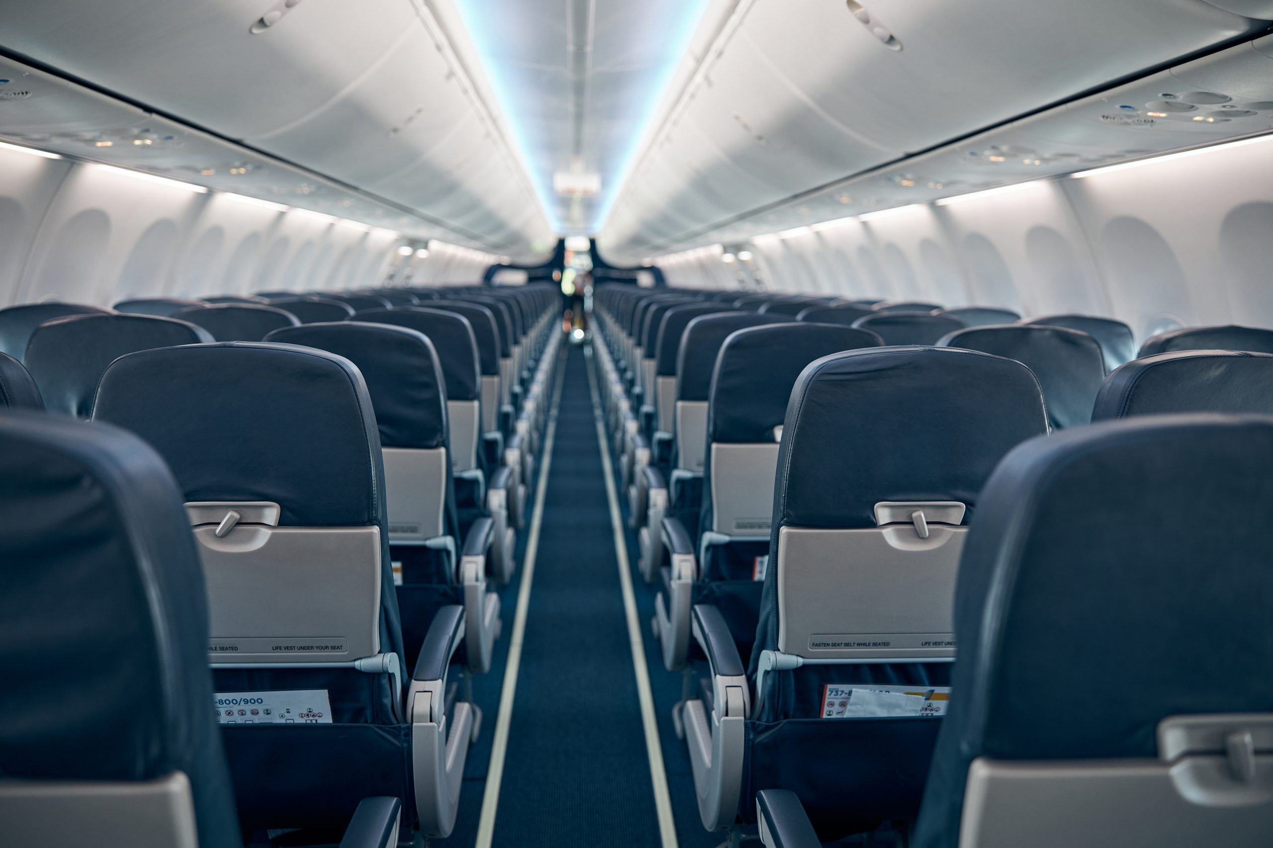 Projekt i-LEASE: Airline passenger chairs and aisle in airplane cabin